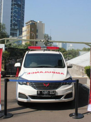 Yayasan Pendidikan VIVERE Donates Ambulance to Support Government Fight Covid-19