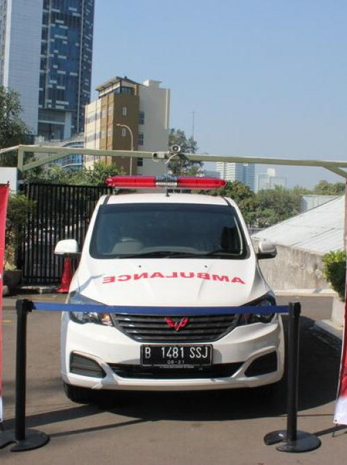 Yayasan Pendidikan VIVERE Donates Ambulance to Support Government Fight Covid-19
