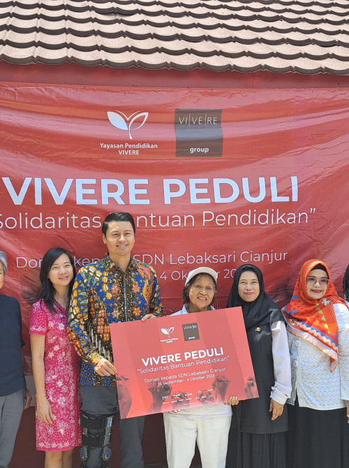 VIVERE PEDULI Bersolidaritas Berikan Bantuan Bidang Pendidikan di SDN Lebaksari Cianjur, Jawa Barat.
